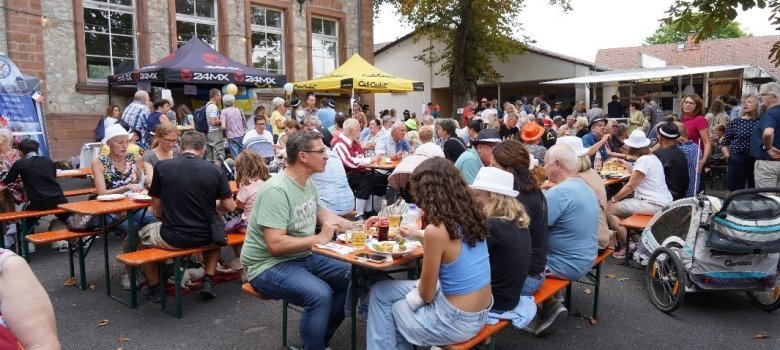 Foto von der Veranstaltung "Otzberg International" 2022, mehrere Personen befinden sich auf einem Fest.